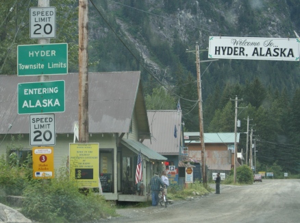 Grensovergang tussen Stewart (Canada) en Hyder (Alaska,USA) 